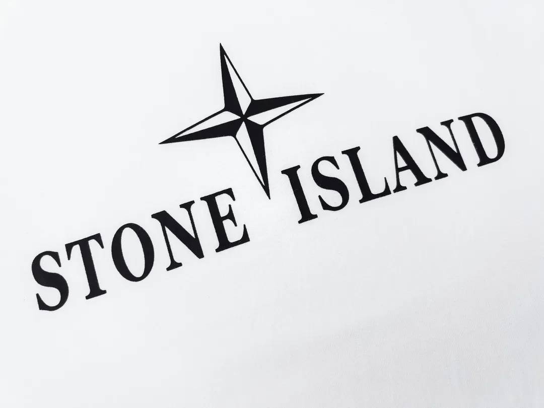 W628#P110💰 [Stone lsland/Stone Island summer new chest darts English printed pattern short-sleeved T-shirt] ⚠️[Original creation, high control of details] Made of 260 grams of combed cotton, 32-count double yarn, soft and comfortable to the touch, sweat-absorbent and breathable. -Simple basic and versatile style, original quality, the first choice for couples. -Made by a large factory, four needles and five threads on the shoulder, neat routing, high quality workmanship. -Same style for men and women. Very versatile, one piece for everyone, details are clearly visible. Color: Black White Size: M L